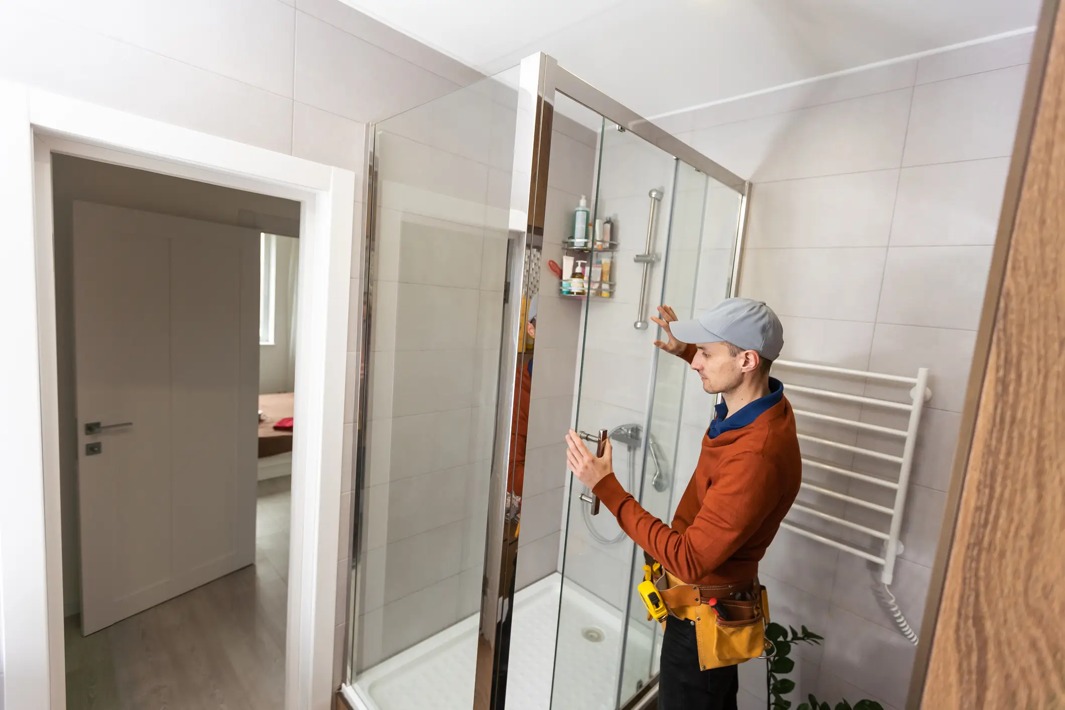 How Shower Door Installation Improves Water Containment in Antioch, TN